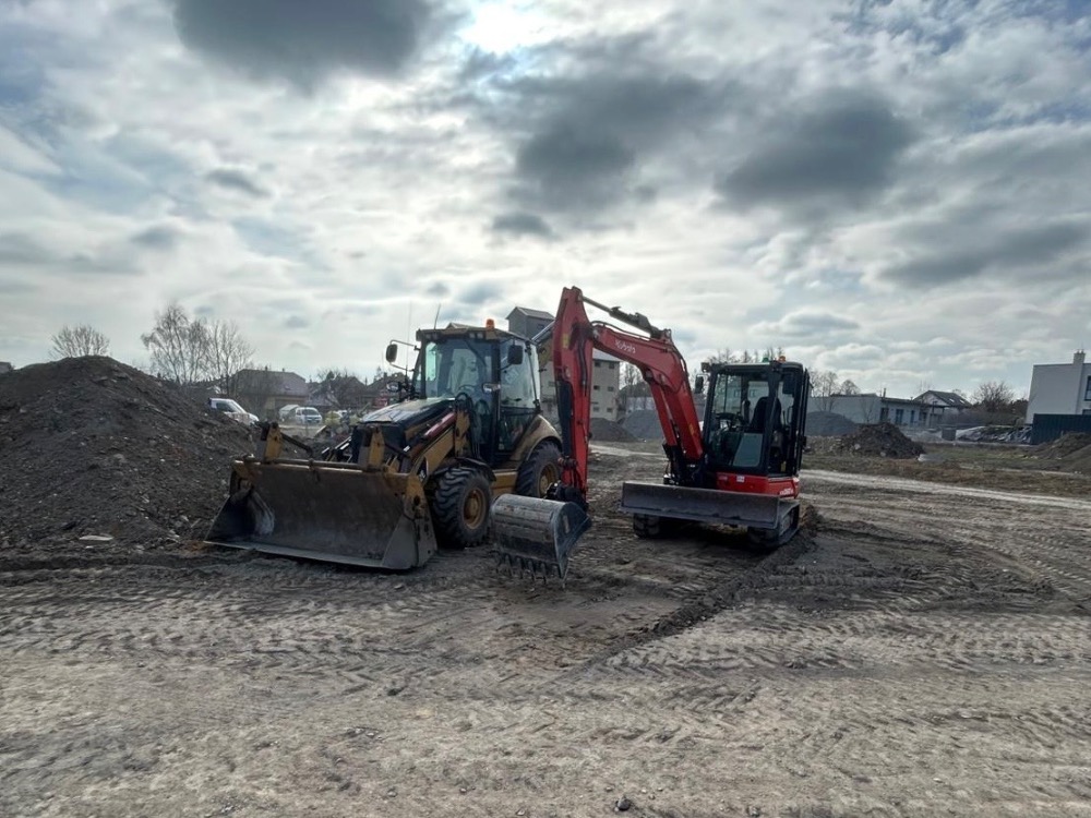 Bagry Caterpilar a Kubota při zemních pracích