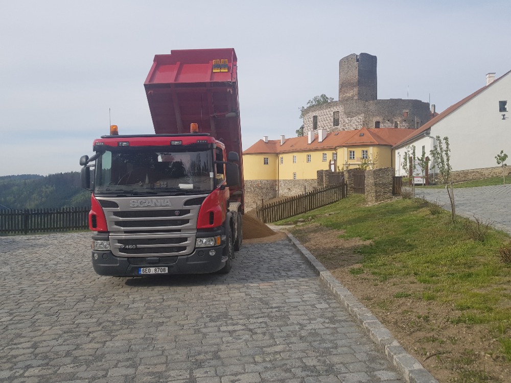 Doprava písku ve Svojanově se Scania P450 6×4