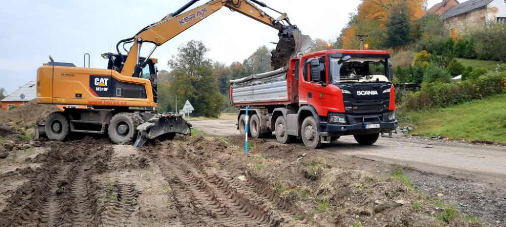 Scania XT G450 8×4 při zemních pracích v Hradci nad Svitavou
